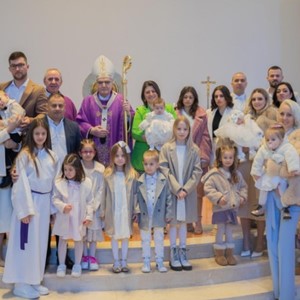 Kardinal Bozanić u zagrebačkoj Dubravi krstio četvero djece